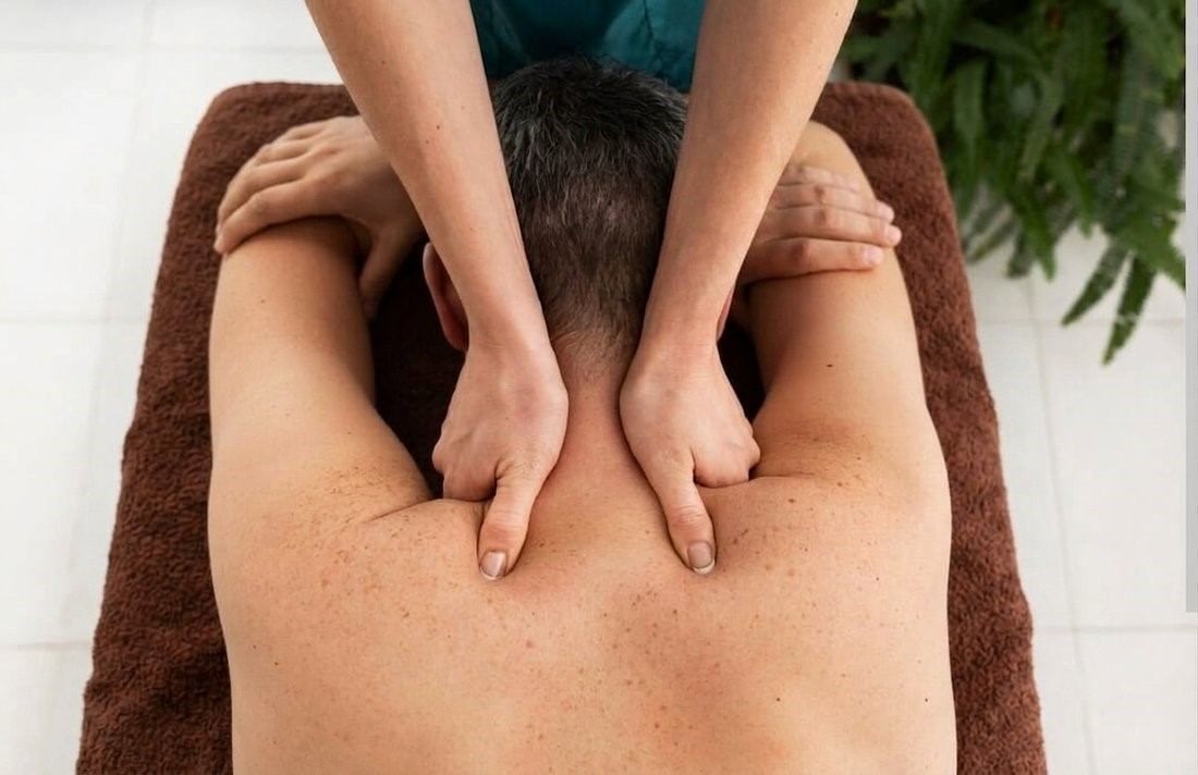 Massagem terapêutica nas costas