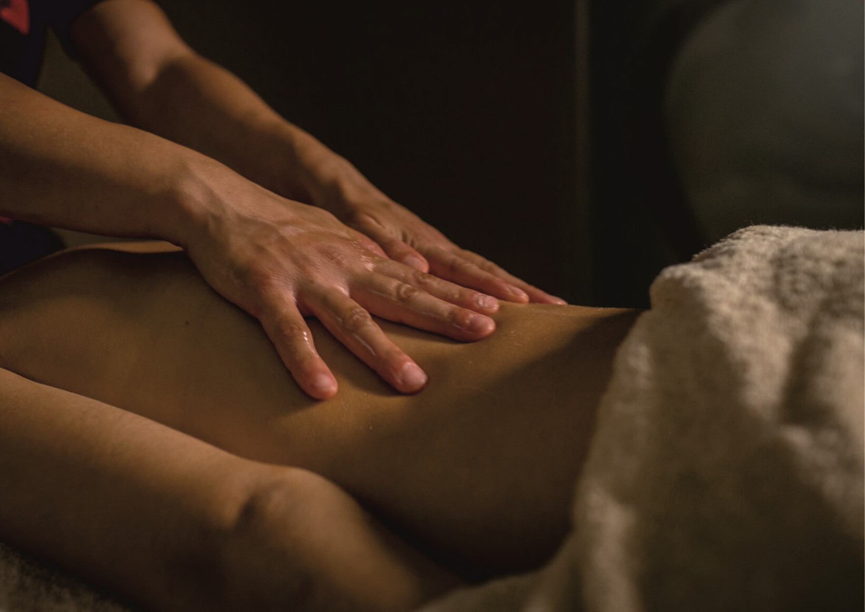 Sessão de massagem terapêutica no Centro de Terapias Cecília Pinto