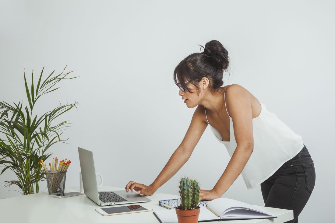 Más posturas no trabalho: como a massagem ajuda