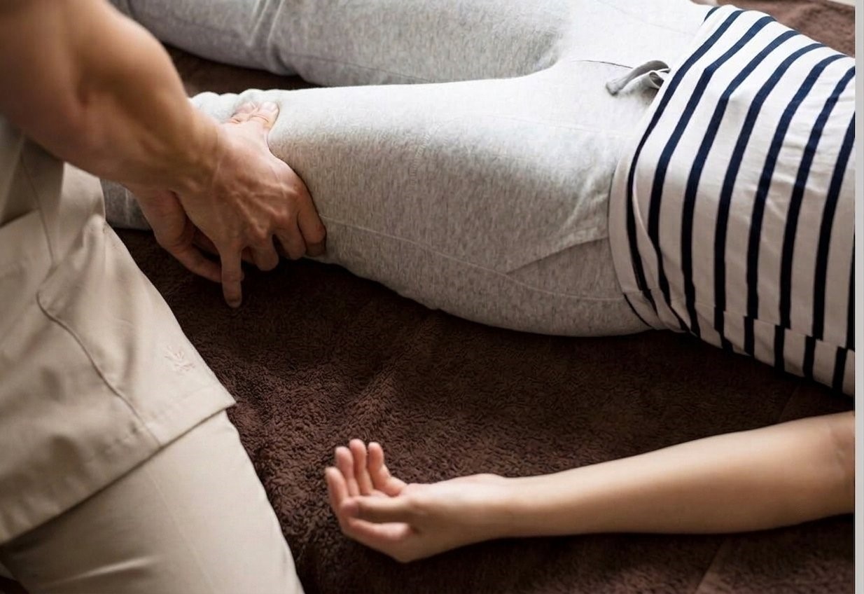 Técnica de Shiatsu — pressão na anca